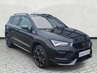 Schräge Frontansicht auf einen CUPRA Ateca , freigestellt