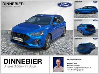 Schräge Frontansicht auf einen Ford Focus , freigestellt