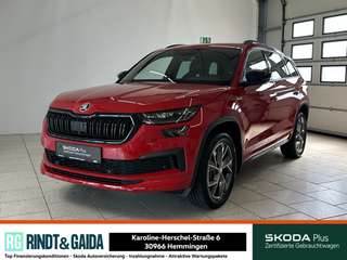 Schräge Frontansicht auf einen Skoda Kodiaq , freigestellt