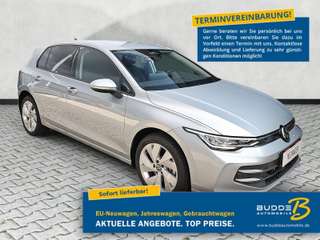 Schräge Frontansicht auf einen Volkswagen Golf , freigestellt