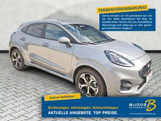 Schräge Frontansicht auf einen Ford Puma , freigestellt