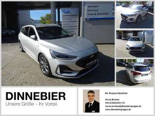 Schräge Frontansicht auf einen Ford Focus , freigestellt