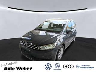 Schräge Frontansicht auf einen Volkswagen Touran , freigestellt