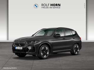 Schräge Frontansicht auf einen BMW ix3 , freigestellt