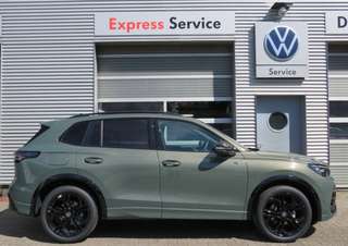 Schräge Frontansicht auf einen Volkswagen Tiguan , freigestellt