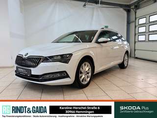 Schräge Frontansicht auf einen Skoda Superb , freigestellt