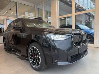 Schräge Frontansicht auf einen BMW X3 , freigestellt