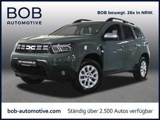 Schräge Frontansicht auf einen Dacia Duster , freigestellt