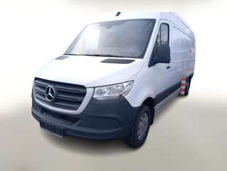 Schräge Frontansicht auf einen Mercedes-Benz Sprinter , freigestellt
