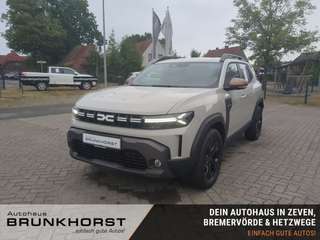 Schräge Frontansicht auf einen Dacia Duster , freigestellt