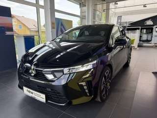 Schräge Frontansicht auf einen Mitsubishi Colt , freigestellt