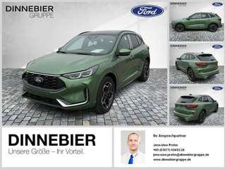 Schräge Frontansicht auf einen Ford Kuga , freigestellt