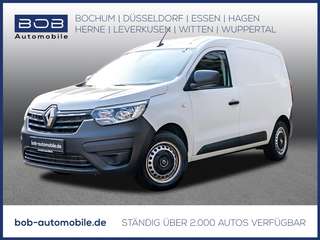 Schräge Frontansicht auf einen Renault Express , freigestellt