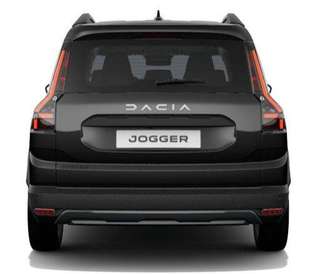 Schräge Frontansicht auf einen Dacia Jogger , freigestellt
