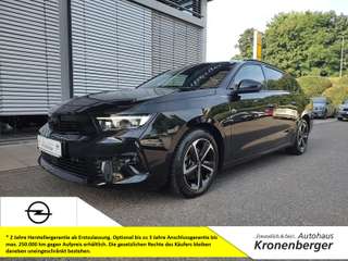 Schräge Frontansicht auf einen Opel Astra , freigestellt