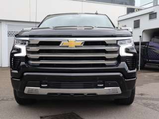Schräge Frontansicht auf einen Chevrolet Silverado , freigestellt