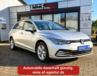 Schräge Frontansicht auf einen Volkswagen Golf , freigestellt