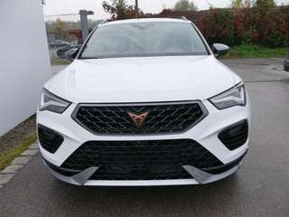 Schräge Frontansicht auf einen CUPRA Ateca , freigestellt