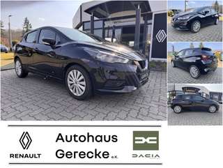 Schräge Frontansicht auf einen Nissan Micra , freigestellt