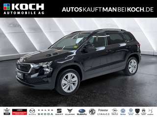 Schräge Frontansicht auf einen Skoda Karoq , freigestellt
