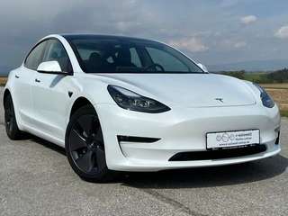 Schräge Frontansicht auf einen TESLA Model 3 , freigestellt