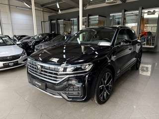 Schräge Frontansicht auf einen Volkswagen Touareg , freigestellt