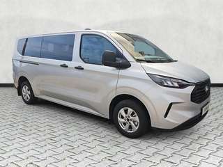 Schräge Frontansicht auf einen Ford Transit Custom , freigestellt