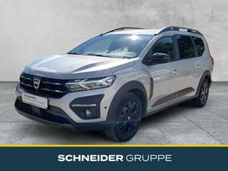Schräge Frontansicht auf einen Dacia Jogger , freigestellt