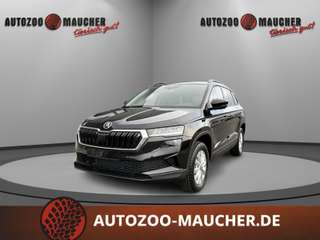 Schräge Frontansicht auf einen Skoda Karoq , freigestellt