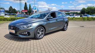 Schräge Frontansicht auf einen Hyundai i30 , freigestellt