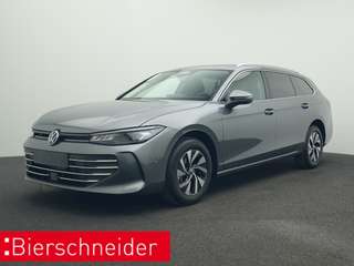 Schräge Frontansicht auf einen Volkswagen Passat , freigestellt