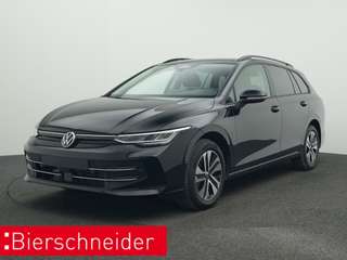 Schräge Frontansicht auf einen Volkswagen Golf , freigestellt