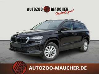Schräge Frontansicht auf einen Skoda Karoq , freigestellt