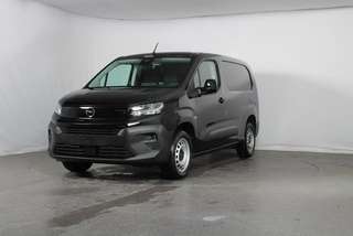 Schräge Frontansicht auf einen Opel Combo , freigestellt