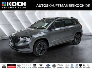 Schräge Frontansicht auf einen Skoda Karoq , freigestellt