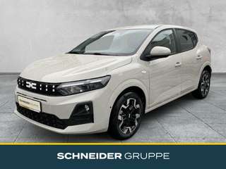 Schräge Frontansicht auf einen Dacia Sandero , freigestellt