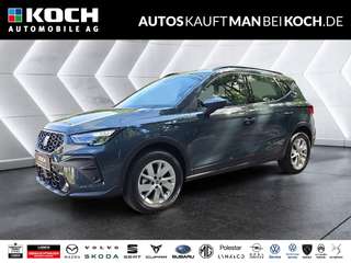 Schräge Frontansicht auf einen SEAT Arona , freigestellt