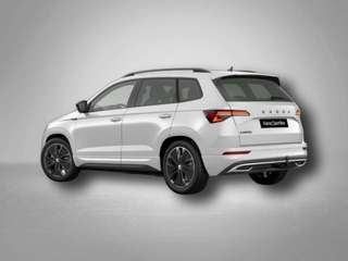 Schräge Frontansicht auf einen Skoda Karoq , freigestellt