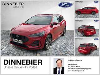 Schräge Frontansicht auf einen Ford Focus , freigestellt
