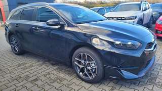 Schräge Frontansicht auf einen Kia cee'd , freigestellt