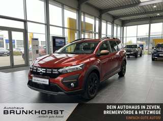 Schräge Frontansicht auf einen Dacia Jogger , freigestellt