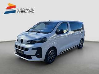 Schräge Frontansicht auf einen Peugeot Traveller , freigestellt