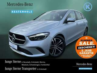 Schräge Frontansicht auf einen Mercedes-Benz B-Klasse , freigestellt