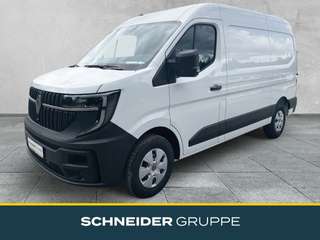 Schräge Frontansicht auf einen Renault Master , freigestellt