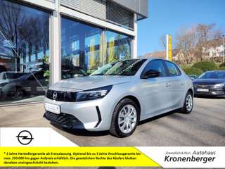 Schräge Frontansicht auf einen Opel Corsa , freigestellt