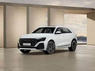 Schräge Frontansicht auf einen Audi Q8 , freigestellt