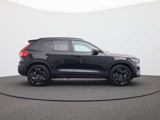 Schräge Frontansicht auf einen Volvo XC40 , freigestellt