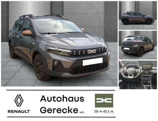Schräge Frontansicht auf einen Dacia Sandero , freigestellt