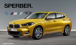 Schräge Frontansicht auf einen BMW X2 , freigestellt