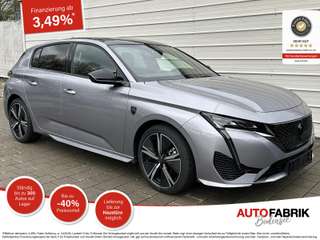 Schräge Frontansicht auf einen Peugeot 308 , freigestellt